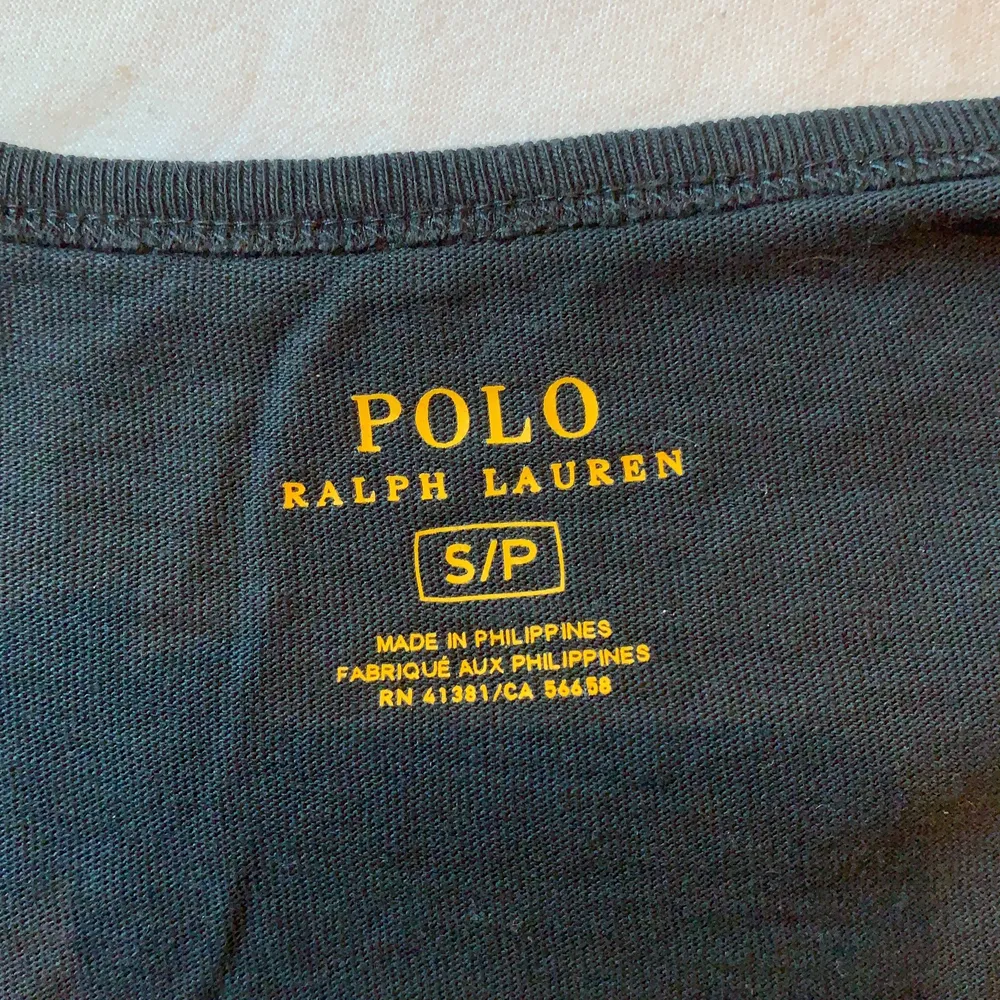 Storlek:S, T-shirt från Ralph Luren inprincip aldrig använd skön men för liten för mig.. T-shirts.
