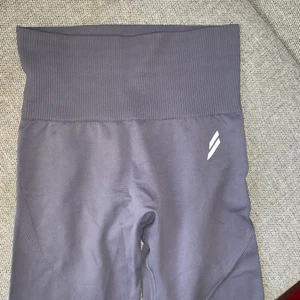 supersnygga tights från doyoueven - säljer nu dessa tights från doyoueven pga att jag knappt använder de :(( köpte de dyrt eftersom tullen även kostar en del. Men de har inte kommit så mycket till användning hos mig eftersom jag inte tycker jag passar i färgen.