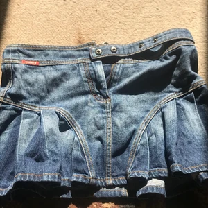 Jeanskjol  - En blå y2k jeanskjol😚 Den är ganska kort (beroende på hår lång du är), själv är jag runt 161 cm och den slutar lite under röven (ungefär 3-5 cm)! Kom privat för mer bilder på osv✨ KÖPAREN STÅR FÖR FRAKT✨