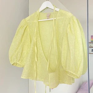 Populär omlott topp - Sparsamt använd och fint skick! Köparen står för frakt ❤️