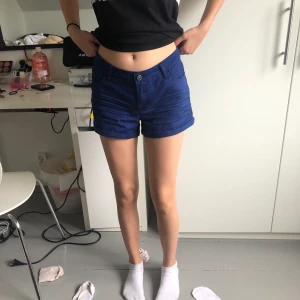 Shorts - Bra skick, säljer då de är för små för mig. Det är min lillasyster på bilden! Köparen står för frakt men kan samfrakta om man vill köpa mer 💕