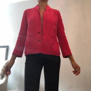 Rosa kavaj  - Superfin kavaj i storlek S.  Köptes på H&M för ca 4 år sen. Använt sparsamt. Perfekt till vår och sommar. Nyköp: 700kr. Ditt pris nu: 150kr 