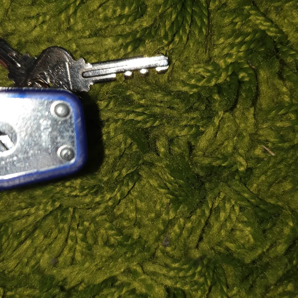 Metall lås som man använder nycklar för att låsa upp. Har lagt till en extra nyckel ifall du tappar bort den första.. Övrigt.