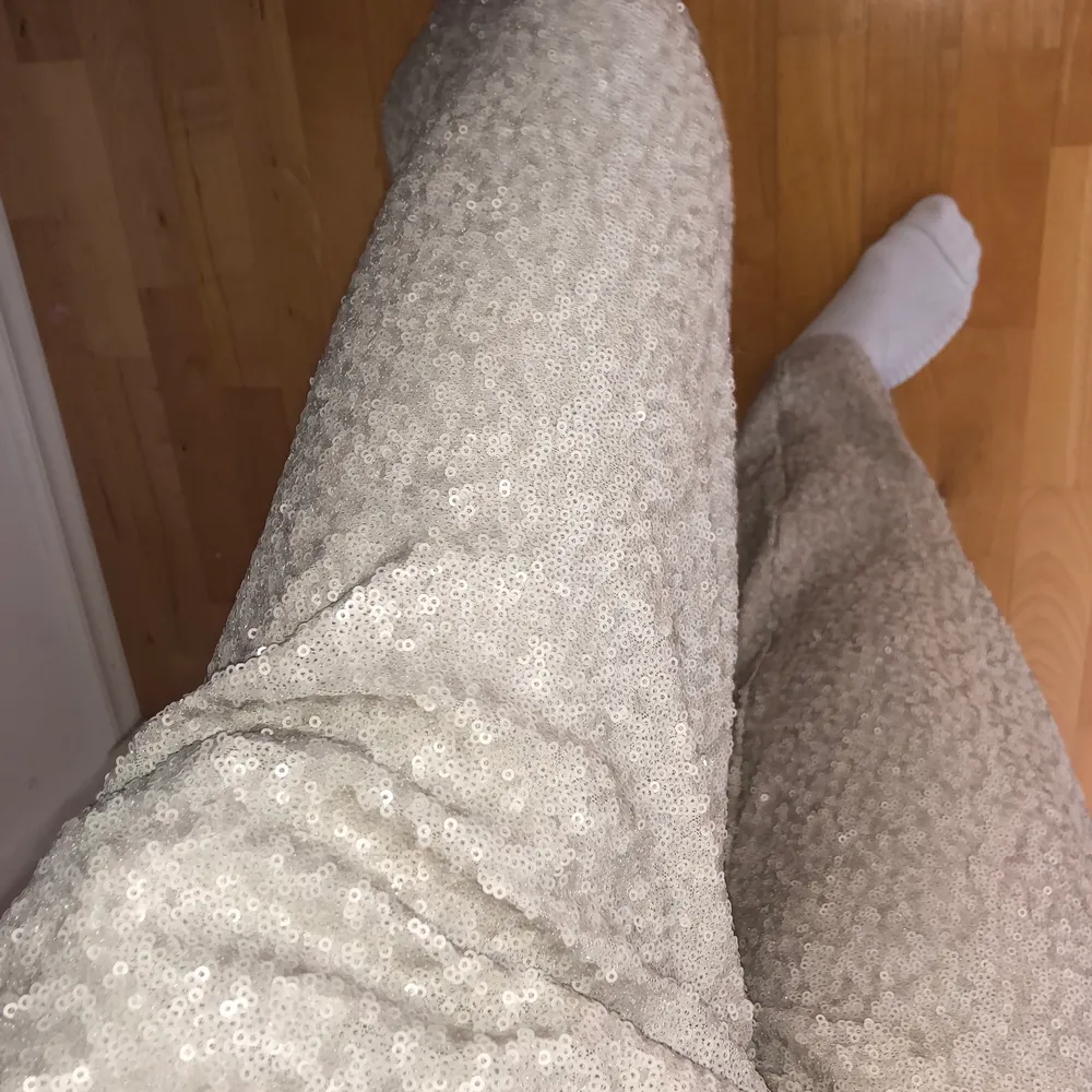 Säljer mitt absolut coolaste plagg! Ett par glittriga paljettbyxor från H&M i en silver/beige färg. Storlek 34, men en liten 34 i midjan. Byxorna är oanvända med lapp kvar, nypris på 400, jag säljer för 200! Bjuder på frakten 🤠 Jag är 168cm och de är lagom i längden. . Jeans & Byxor.