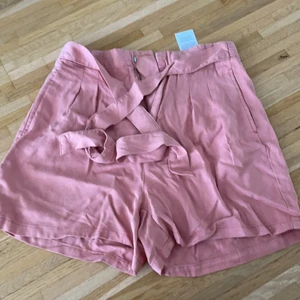 Shorts hög midja  - Aldrig använda, hög midja och knytskärp i midjan. 