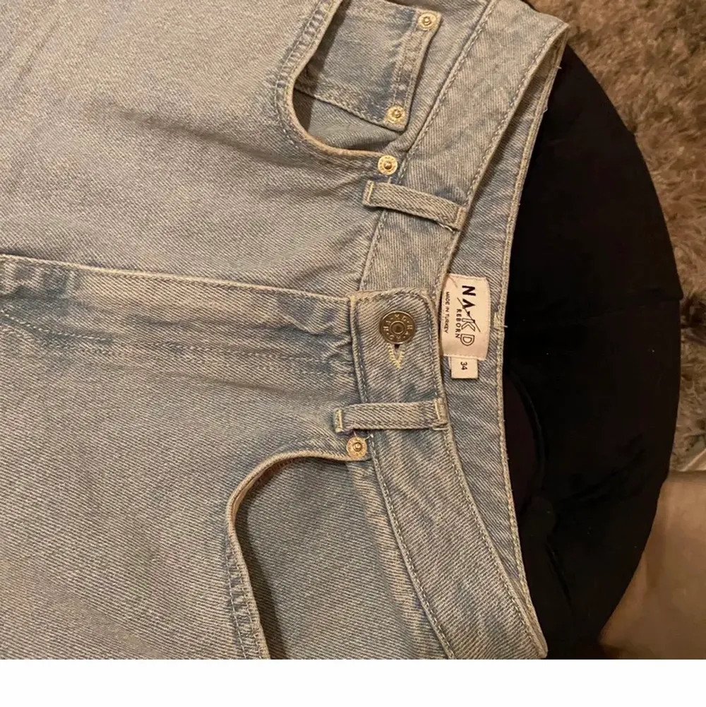 Köpte dessa ljusa, trendiga jeans från NA-KD av någon annan här på Plick men de var tyvärr förstora!!! 😭😭😭 Så hoppas på att någon annan får användning för de! Perfekta till sommaren;) Köparen står för frakten! ❗️första bilden är lånad❗️. Jeans & Byxor.