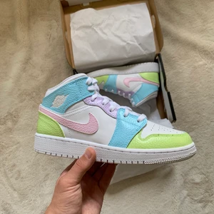 Air Jordan 1 custom - Ett par Jordan 1 Mid målat i pastellfärger! Skorna är äkta och helt oanvända, färgen är den bästa på marknaden och tål alla väder 🙌🏻 jag är tillgänglig för frågor och tar emot andra beställningar här och på insta @mw_customzz! Pris kan diskuteras 🤍