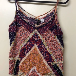 Mönstrat linne storlek 32 - Ett fint lössittande mönstrat linne ifrån H&M. Korsade band i ryggen, väldigt fint skick, använd ett fåtal gånger. Köparen står för frakten. 💗