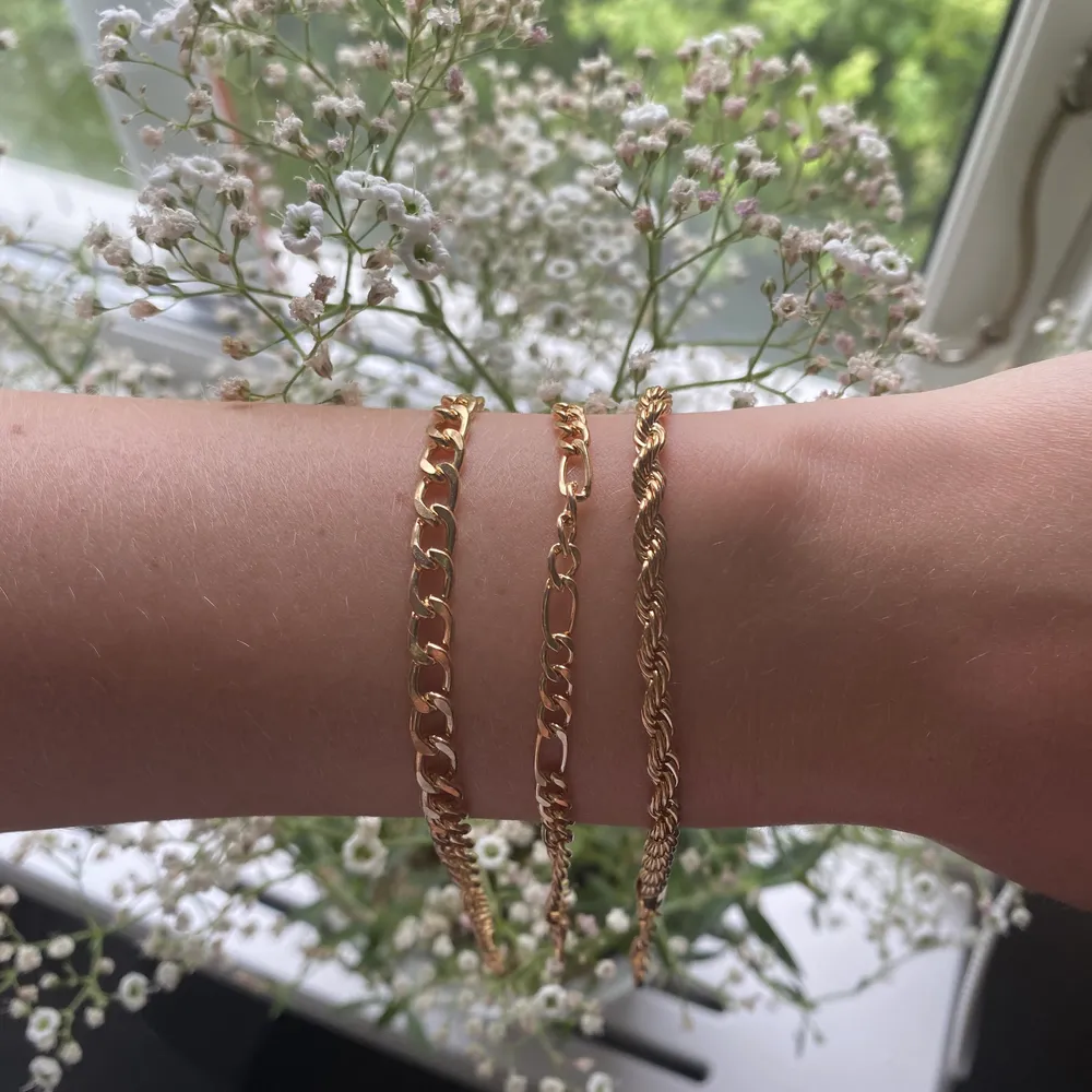 Guldiga armband i icke äkta guld. Minsta diameter att få på armbanden är ca 4.5 cm och största ca 6 cm så alla passar alla oavsett storlek på handled. När man hittat din längd kan man knipsa av den delen man bestämmer storlek så slipper man ha den hängande. 30kr/styck. Accessoarer.