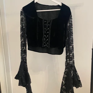 Korsett topp blus - Otroligt fin blus/topp med korsett detaljering - ish ✨✨😍😍 Används aldrig och sitter lite stort så mst säljas :(( 