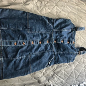 Jeans kjol med hängslen  - Från hm