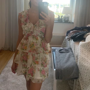Blommig sommarklänning  - Använd fåtal gånger så är i bra skick