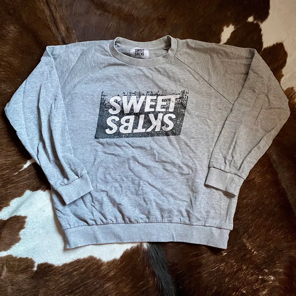 Sweet sktbs sweatshirt med schysst vintage stuk på sig🤍  Storlek S (passar en M).       pris 120kr🤍.     Köparen står för frakten 🤍. Hoodies.