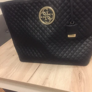 Guess väska one size nytt skick - Jag vill nu sälja min guess väska one size💕 endas provad men vill inte ha kvar den 👍🏻 😘 frakten står man för själv eller så kan man hämta med det tar vi privat🤍 ny sån här väska kostar säker minst 1200k