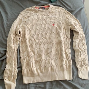 Morriströja, riktigt skön - Beige morriströja storlek L, vanlig passform. Köptes för 1499kr och väldigt lite använd, skick 9/10 inga hål eller annat bara använd, säljer den då den ej används längre. Köparen står för frakten (66kr)