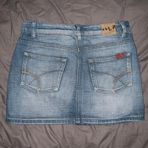 Lågmidjad jeanskjol  - Säljer denna jeanskjolen, lågmidjad och superfin! 