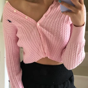 rosa RALPH LAUREN kofta - fin rosa ralph lauren kofta som jag croppat 😍😭 den är i barnstorlek alltså (L) men skulle säga att den passar XS-S! så snygg och söt! ⚡️💕😍