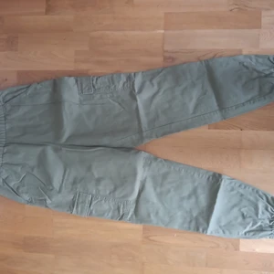 Cargo byxor - Ett par gröna cargo byxor i storlek 36 som har används en gång men säljs pga att den är för liten. Köpt från H&M normalpris 250, säljs för 150 kr + frakt, går även att mötas upp i Malmö eller Lund! 🌹💘