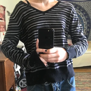 Randig tröja  - Jättefin grå/vit/svart randig tröja med knappar på ärmarna! Står ingen storlek men jag har S och den sitter overzised på mig 