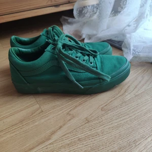 Gröna Vans i storlek 37 - Superhäftiga helgröna Vans i storlek 37. Väldigt fint skick, sparsamt använda. Köpare står för frakt! Hör av Er för fler foton eller frågor✨