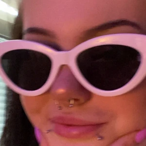 Solglasögon  - 💜Svart o vita solglasögon! Köptes för nått år sedan. Tyvärr aldrig kommit till använd 💜