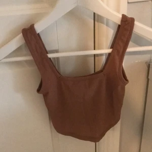Ett linne från SHEIN i storlek xs  - Aldrig använd och är i bästa skick, lite genomskinligt brunt linne. Köparen står för frakten