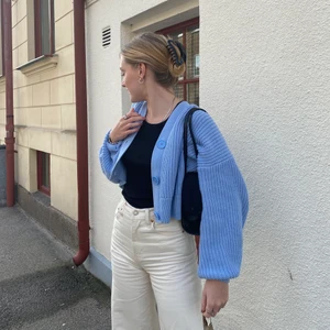 Blå stickad kofta  - Oversized blå stickad kofta, storlek xs men passar s och kanske m. 