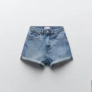 Snygga mom shorts i storlek 36! Passar en xs-s. I jättebra skick och köpta från Zara. Swipe för detaljer. Säljs för 120kr, köparen står för frakt