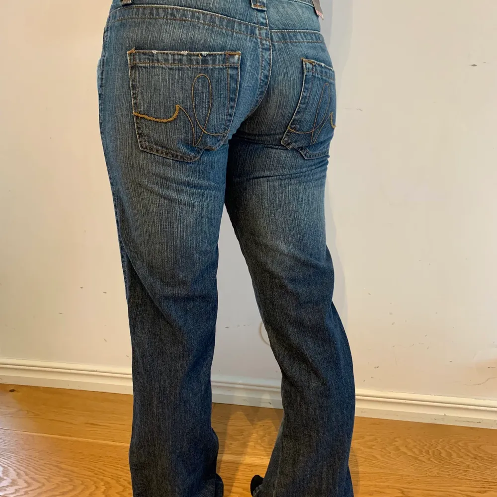 Säljer min mammas low waist jeans från 00-talet! Det är helt oanvända och nya! 🤎 KÖP DIREKT FÖR 350kr | Frakt igår ej i priset. Jeans & Byxor.