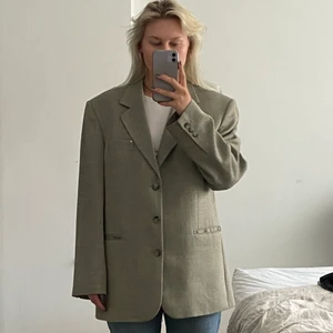 Stor strukturerad kavaj - Perfekt oversize manskavaj!! Hårda strukturerade axlar så den sitter fint trots 10 storlekar för stor. Ull (45%) och polyester (55%) mix! 