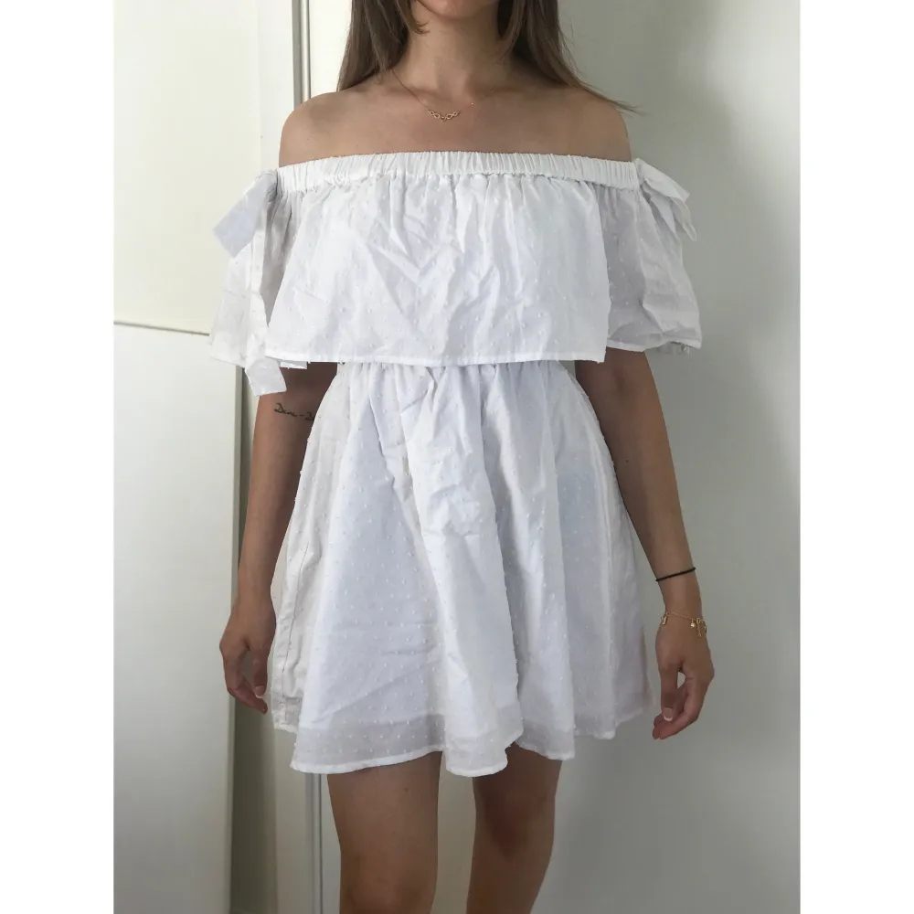 Säljer denna aldrig använda vita klänningen i storlek XS men kan gå upp till storlek M. Den är väldigt stretchig, skulle passa de flesta! Köpt från en australiensk butik Seed Heritage! Ordinarie pris: 640 kr, köpt för 450 kr, säljer för 100!. Klänningar.