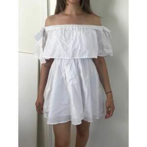 Säljer denna aldrig använda vita klänningen i storlek XS men kan gå upp till storlek M. Den är väldigt stretchig, skulle passa de flesta! Köpt från en australiensk butik Seed Heritage! Ordinarie pris: 640 kr, köpt för 450 kr, säljer för 100!