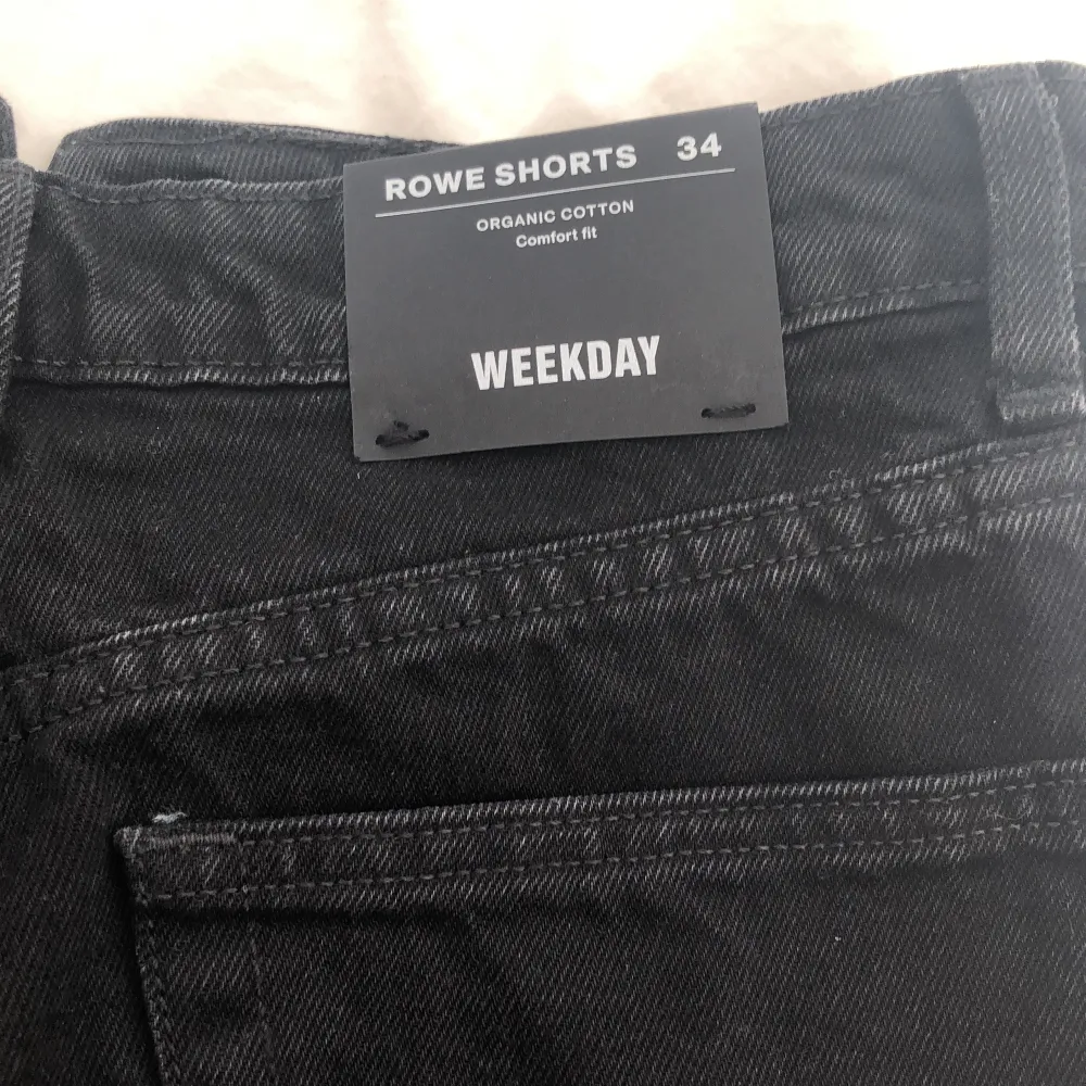 Jättefina weekday shorts aldrig använda i storlek 34 . Shorts.