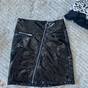 Glansig kjol - Helt ny, jätteskön. Köparen betalar frakt