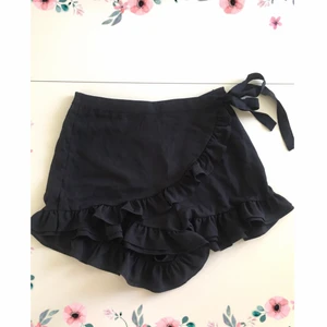 Svart omlott byxkjol/skort från Bikbok  - Svart omlott byxkjol/skort från Bikbok i storlek 42 men skulle säga att den är liten i storlek. Oanvänd med prislapp kvar!✨