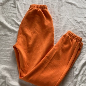 Orange mjukis byxor  - Orange mjukis byxor från ginatricot! Köptes för ca 1 år sedan och har inte används så mycket! Köptes för 249kr och säljer för 100kr + 48kr frakt! De går inte att köpa längre!! Går att buda!!