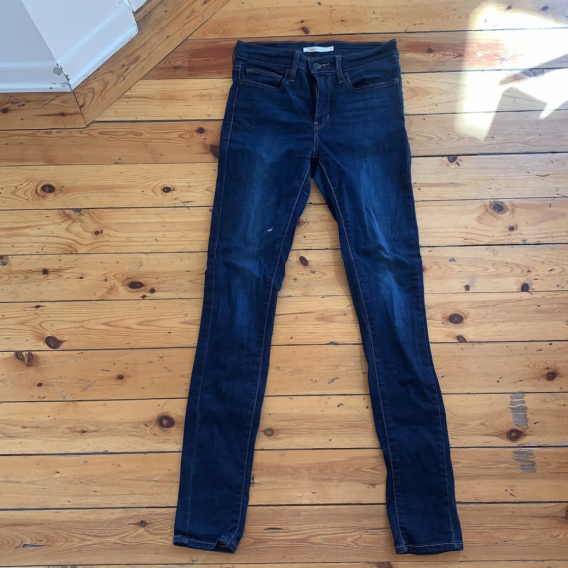 Levi Slimming Skinny mörkblå strl 27