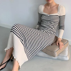 ZARA stickad randig långklänning - Perfekta klänningen för både vår, sommar och höst! Randig med rynkning nedtill och vid ärmarna. Storlek L men passar även M & XL skulle jag säga tack vare materialet. Bra skick, knappt använd.