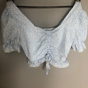 Blå tröja  - En jättefin blå mönstrad tröja från shein! Den är i storlek 36/ s och  den är för stor för mig i axlarna som vanligtvis är en xs💗 helt ny och bara testad💗