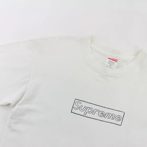 Supreme Kaws Box Logo T-Shirt - VIT SUPREME X KAWS BOX LOGO TSHIRT! Snygg tisha som passar perfekt till sommaren, helt ny samt i sin orginella förpackning. 🤝 Storlek Medium (M).