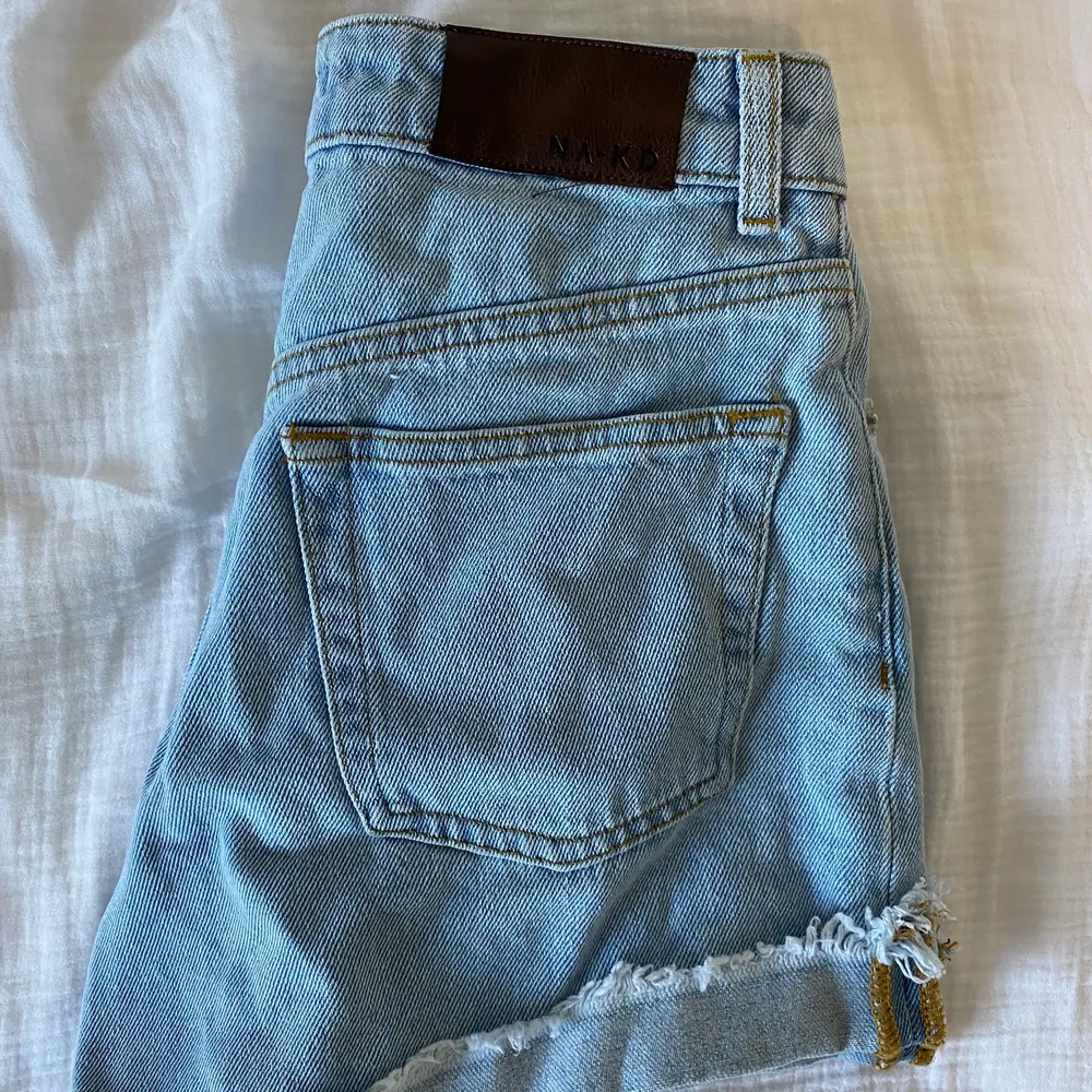 Perfekta jeansshorts som inte är för korta!! Väl använda men ser fina ut ändå. . Shorts.