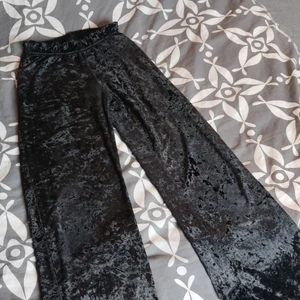 Utsvängda byxor  - Ett par utsvängda byxor som är lite skimriga. passar perfekt till t.ex fester, kalas osv. Storlek xs. 45 kr + frakt 🥰