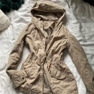 Kappa ifrån Only - Snygg kappa från Only. Aldrig använd!