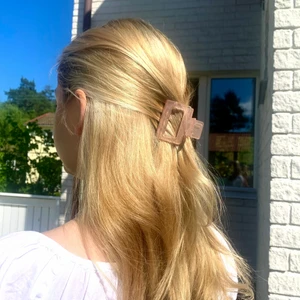 PETITE CLAW💕 - Ljusrosa klämma som är en perfekt accessoar till en cool outfit! 💘 Klämman passar både tjockt och tunt hår! Kolla in mitt konto för fler klämmor och smycken 😚