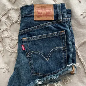Superfina, knappt använda blåa jeansshorts från Levis. Säljer då jag har 2 andra shorts av samma modell.💙 priset är inklusive frakt🌸