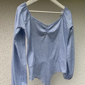 Blå body - Blå body med vitt mönster från bikbok! 