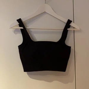 Sport-BH Aim’n - Svart Luxe Seamless tränings-BH från Aim’n i storlek S. Ganska långa axelband. Oanvänt skick.