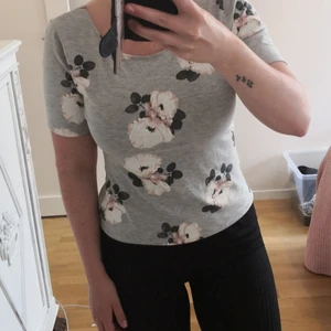 Blommig topp - Blommig topp strl L men är mer medium 