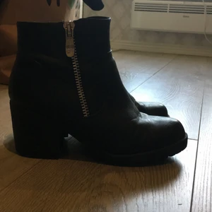 Skor säljes  - Fina svarta skor använd fåtal gånger.🥰 100kr + frakten 