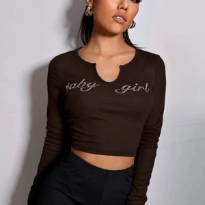 Super din tröja - Storlek L men passar S-L beroende på passformen. Lite mindre i storleken. Sååå fin, aldrig använd där av säljs den💜